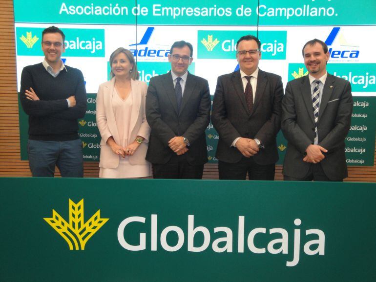 La firma del convenio contó con la presencia de Miguel Ángel Cuartero, director gerente de ADECA; Javier Gascón, director de Zona de Albacete y Susana Tovar, directora de la Oficina de Empresas en la capital albaceteña.