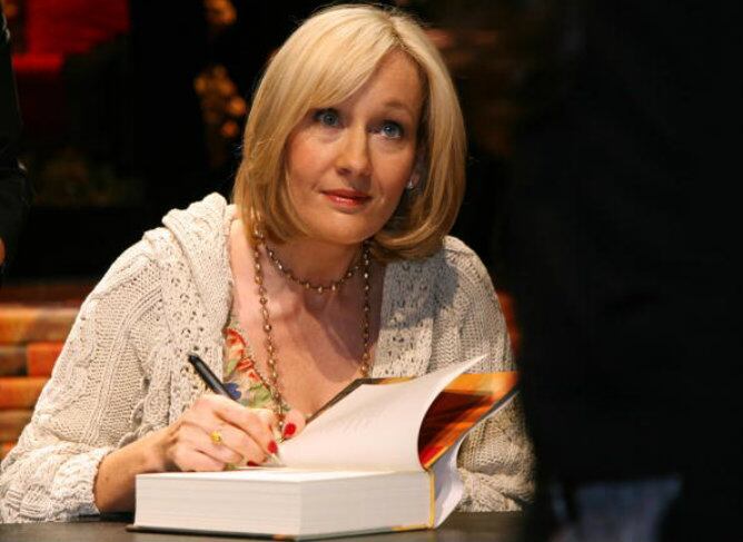 J.K. Rowling en una firma de libros tras la publicación de 'Harry Potter y las Reliquias de la Muerte'