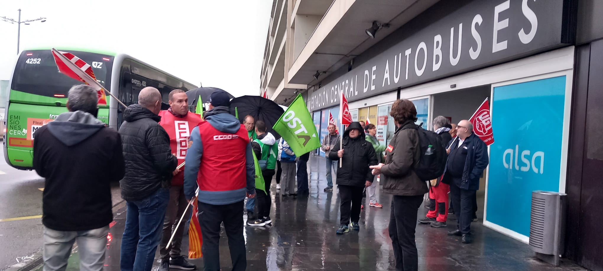 Concentración sindicatos en la Estación Central de Buses de Zaragoza