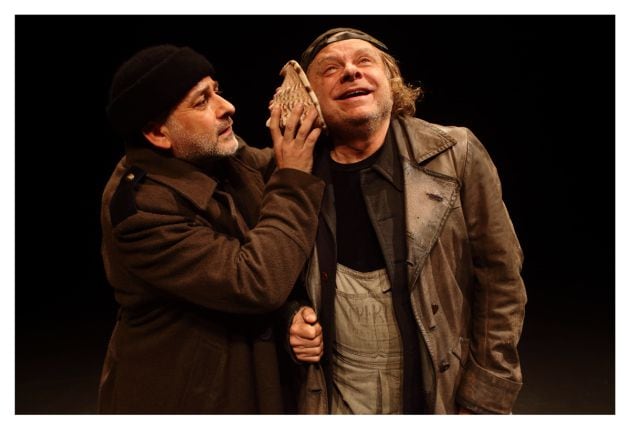 Carles Montoliu y Carles Castillo representando &#039;Heredarás la lluvia&#039; en el Teatre Talía