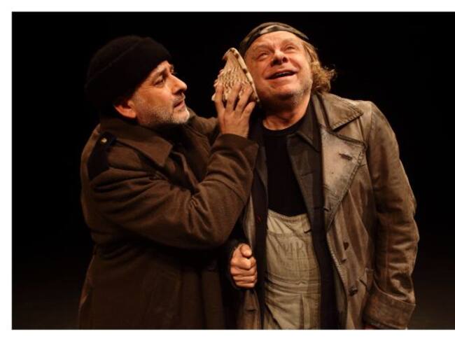 Carles Montoliu y Carles Castillo representando 'Heredarás la lluvia' en el Teatre Talía