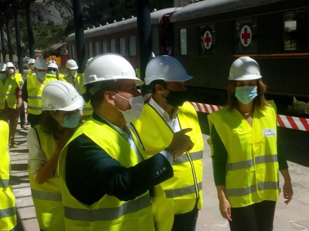 El ministro, durante la visita a la estación internacional 