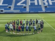 David Navarro da la charla previa al entrenamiento sobre el césped del Ibercaja Estadio