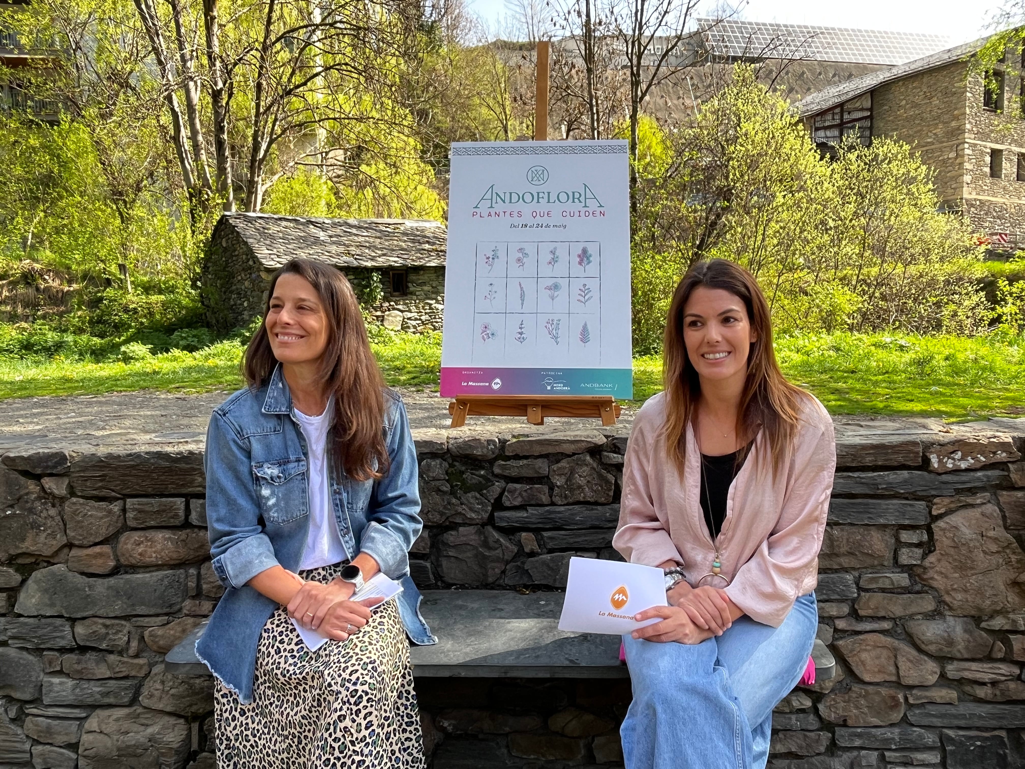 La directora de Turisme de la Massana, Emma Jiménez i la Consellera de Turisme, Mònica Solé, durant la presentació de la 32 edició d'Andoflora