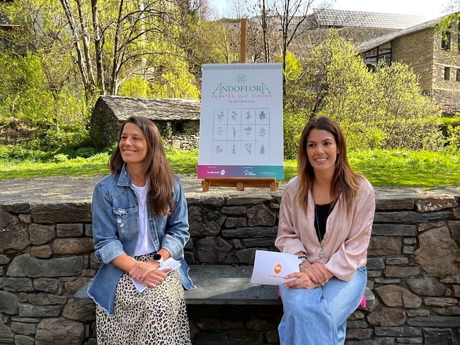La directora de Turisme de la Massana, Emma Jiménez i la Consellera de Turisme, Mònica Solé, durant la presentació de la 32 edició d'Andoflora