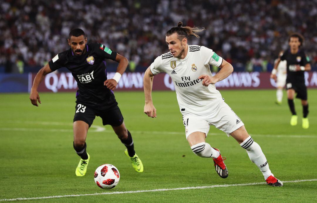 Bale disputa in balón con Mohamed Ahmed.