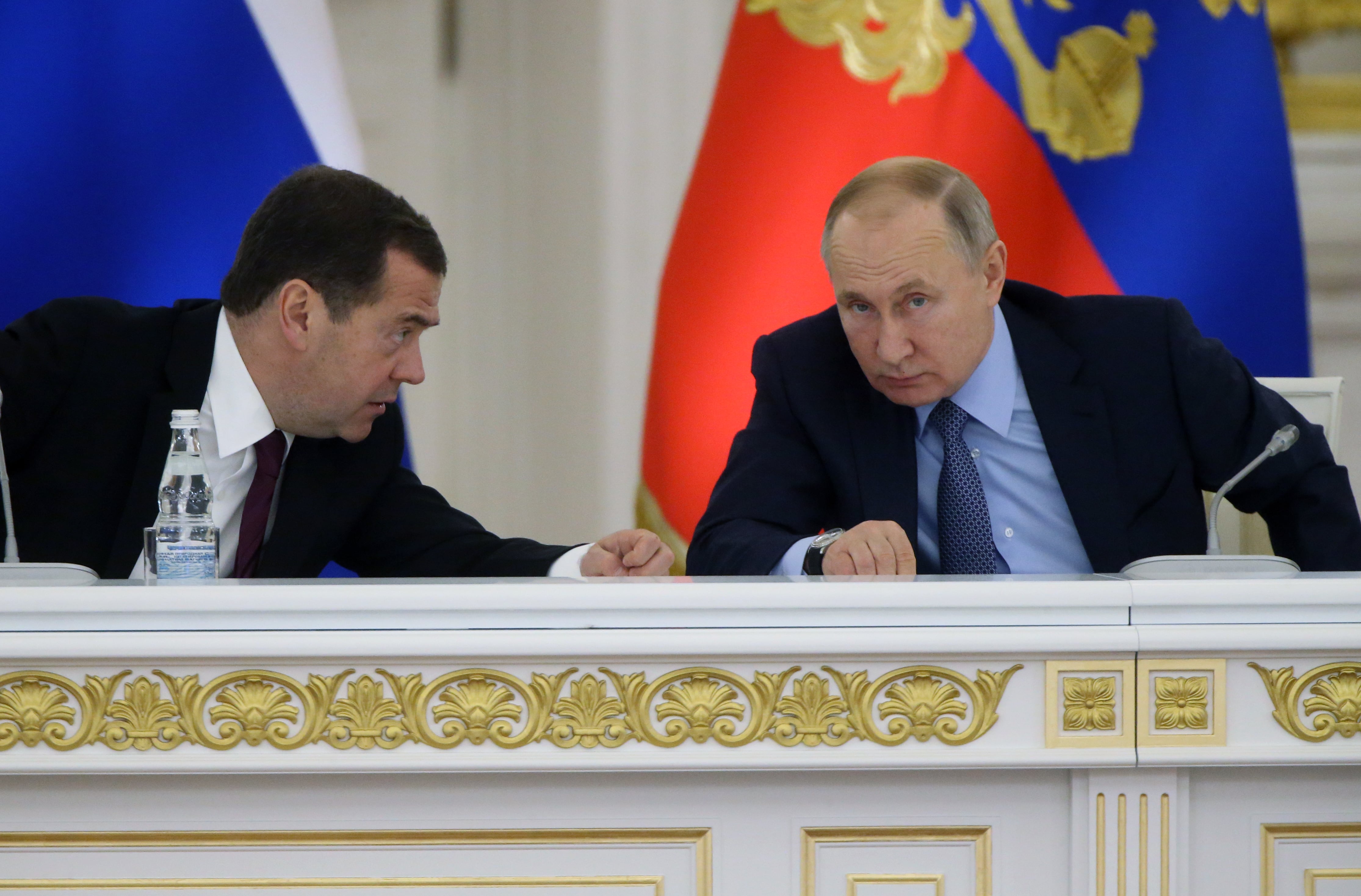 El presidente de Rusia, Vladimir Putin, escucha al ex presidente y vicepresidente del Consejo de Seguridad de Rusia, Dimitri Medvedev