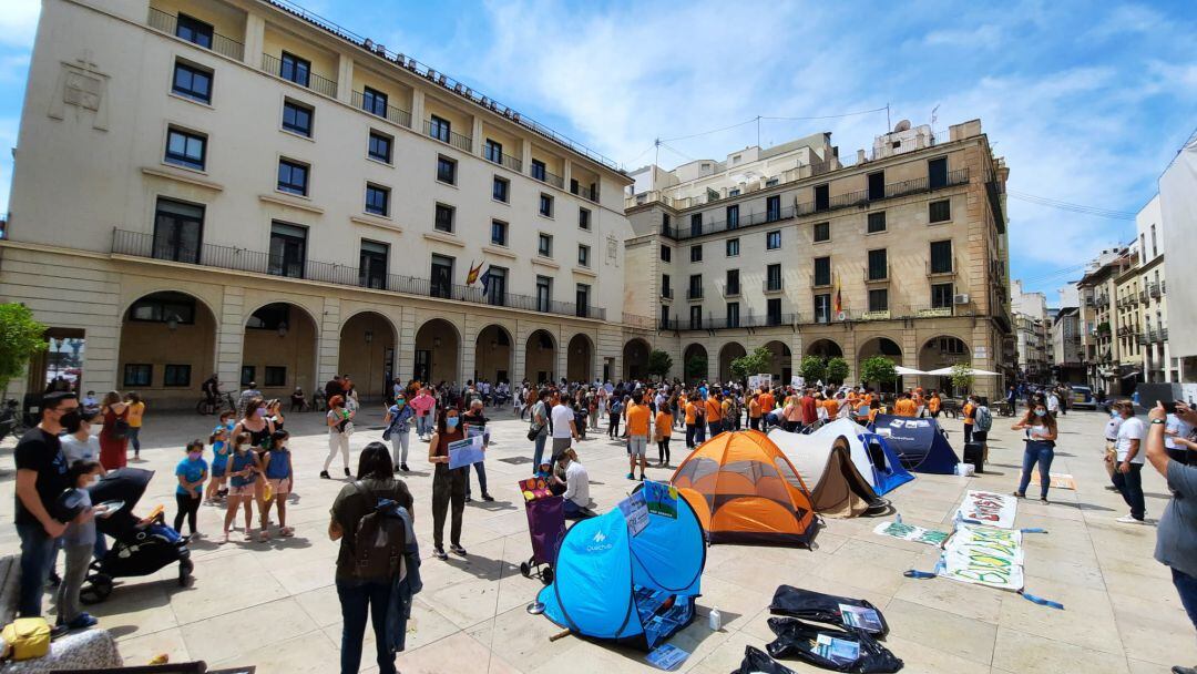Una quincena de AMPA de colegios de Alicante se concentraron este sábado en la plaza del Ayuntamiento
