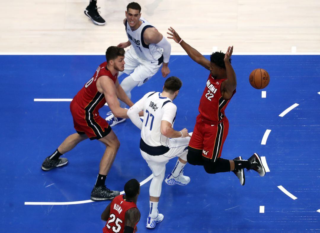 Instante posterior a la torcedura de tobillo de Doncic