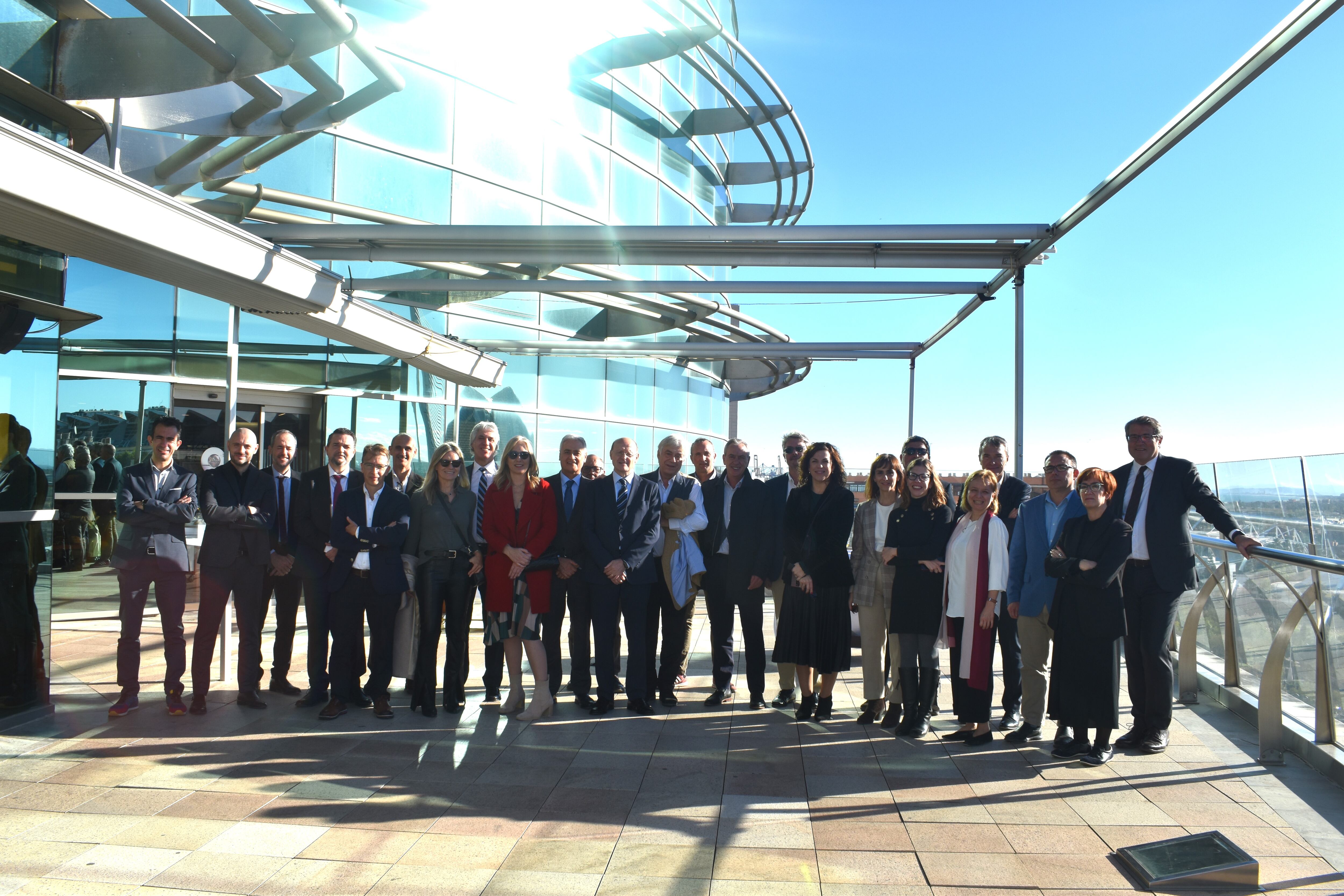 En la imagen, los directores de los medios junto a los directivos de El Corte Inglés en la terraza del restaurante de El Corte Inglés Avenida de Francia en València