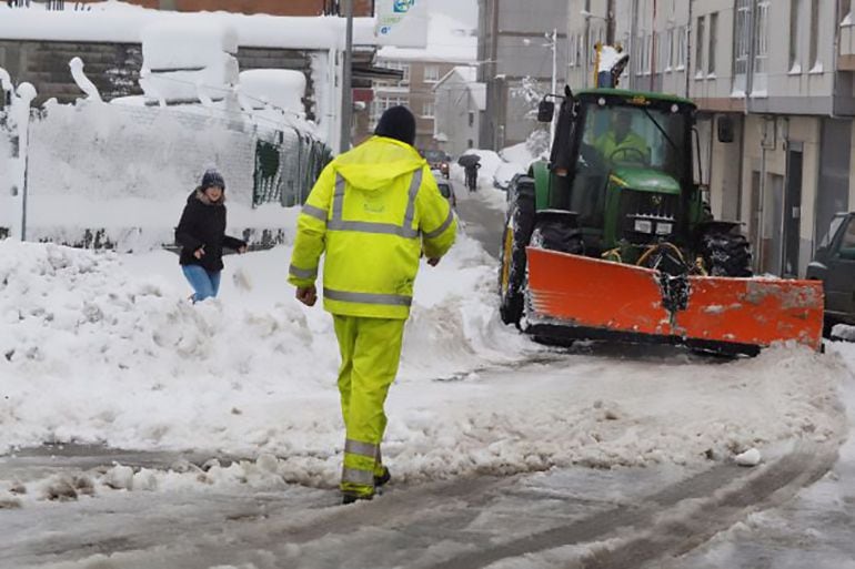 Un tractor sacando nieve en A Fonsagrada