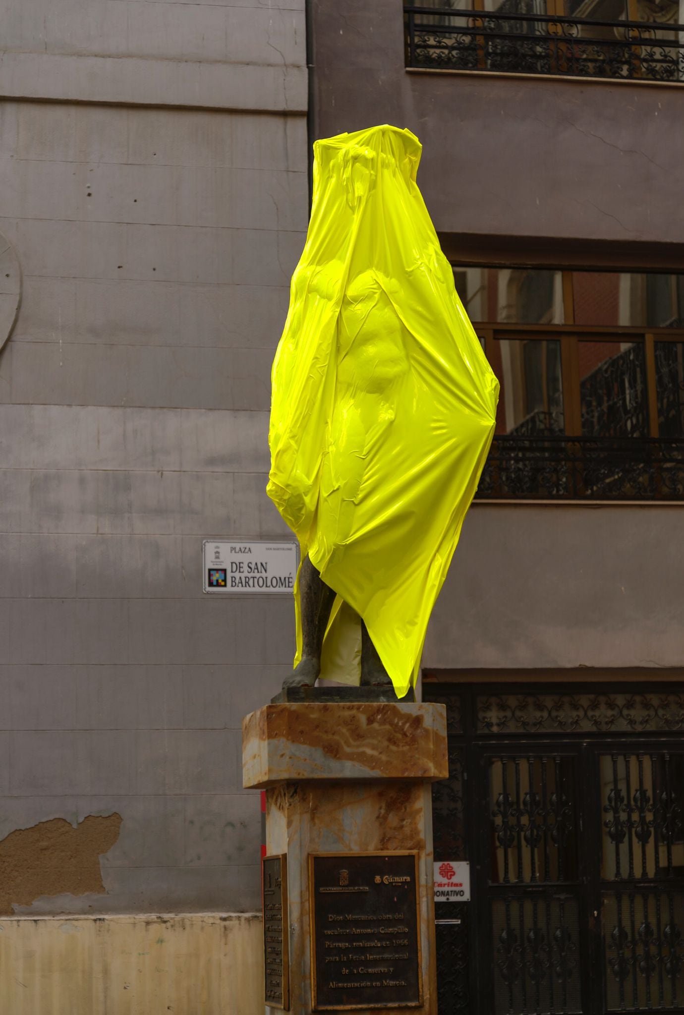 Intervención artística de Gastón Laika en la Plaza de San Bartolomé con motivo de Mu-tantes. Pepe Jara.