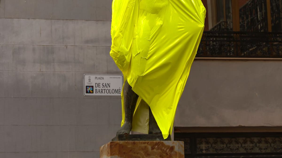 La imagen de la semana: la misteriosa figura cubierta de plástico en San Bartolomé toma sentido