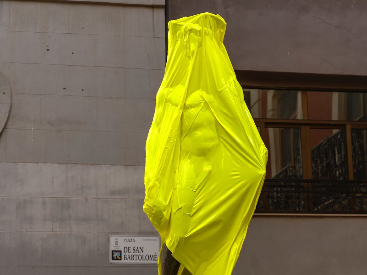 La imagen de la semana: la misteriosa figura cubierta de plástico en San Bartolomé toma sentido
