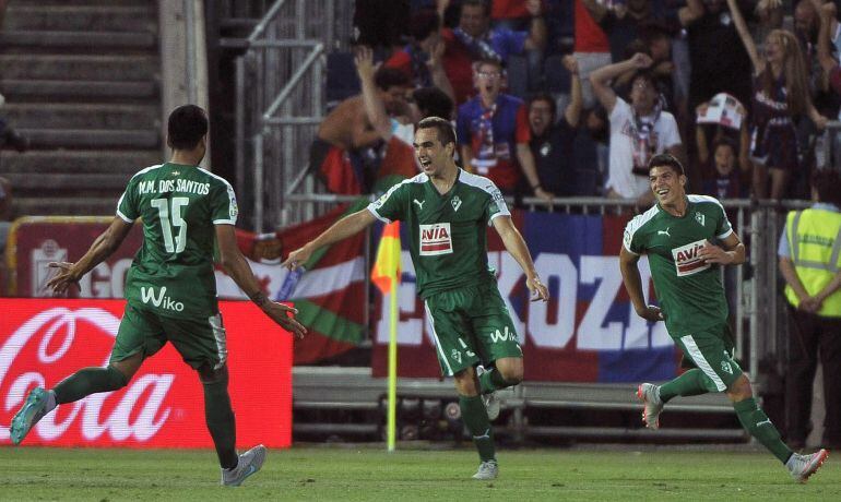 GRA281. GRANADA, 24/08/2015.- El centrocampista argentino del Eibar Gonzalo Escalante (c) celebra el gol que acaba de marcar, el segundo de su equipo ante el Eibar, durante el partido de la primera jornada de la Liga de Primera División que se juega hoy en el estadio Nuevo Los Cármenes de Granada. EFE/Miguel Ángel Molina