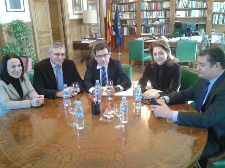 Momento de la firma, ahora hace un año, de la cesión al Ayuntamiento de Castellar de 24 hectáreas de la Almoraima por parte del Gobierno.