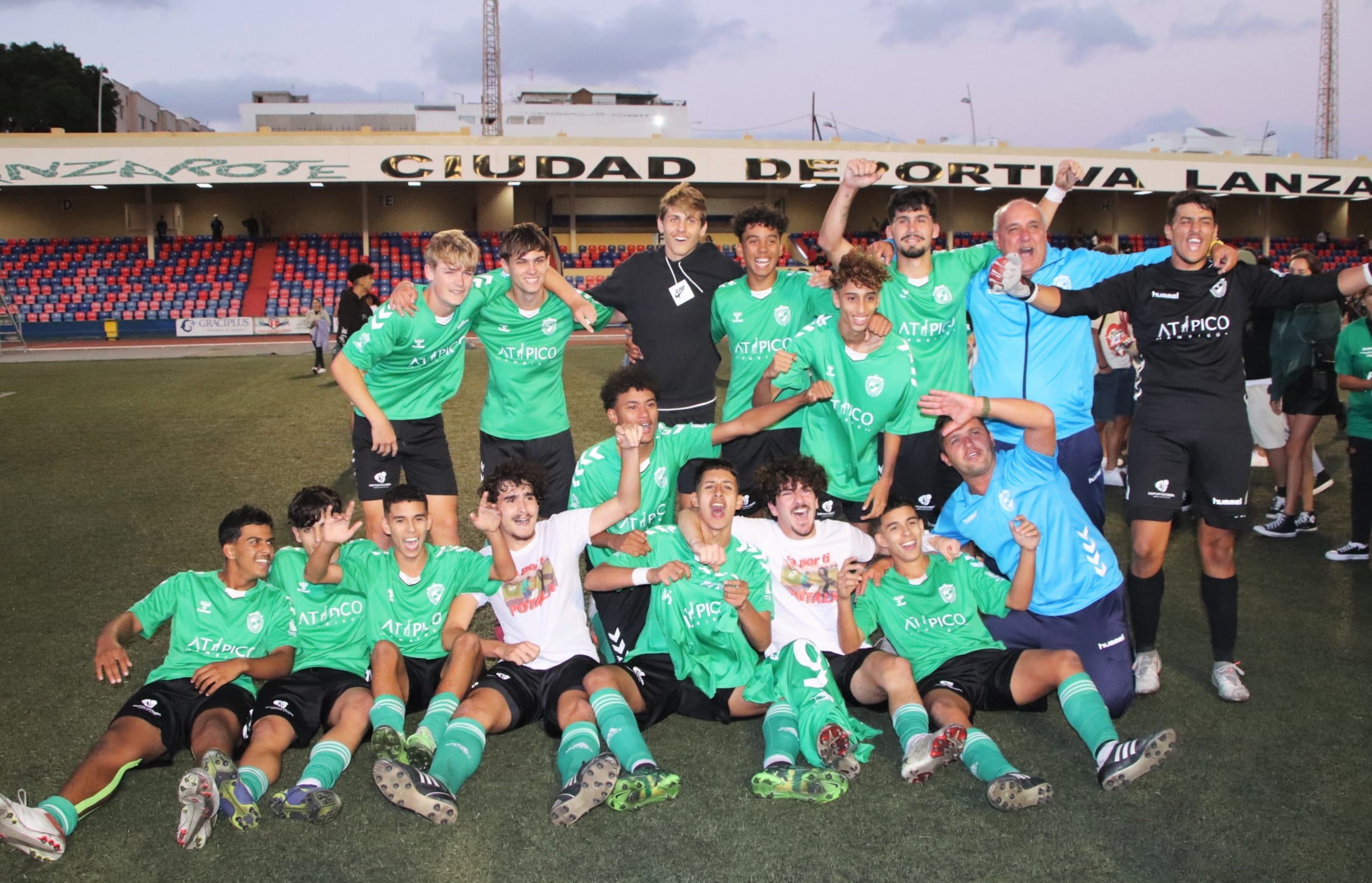 Jugadores y cuerpo técnico celebrando el ascenso.