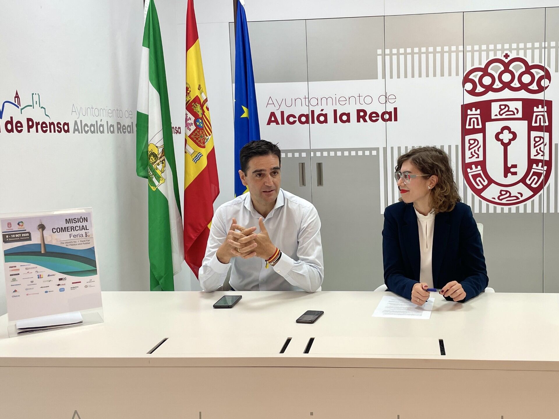 El alcalde de Alcalá la Real, Marino Aguilera, y la concejala de Industria, Ariadna Barea.