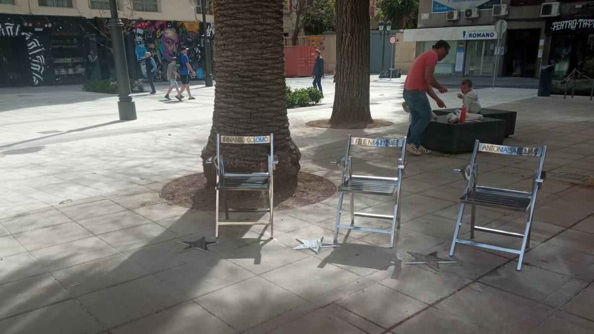 Las cinco primeras sillas de "La Luz de las estrellas" se instalan en el entorno del Teatro Principal