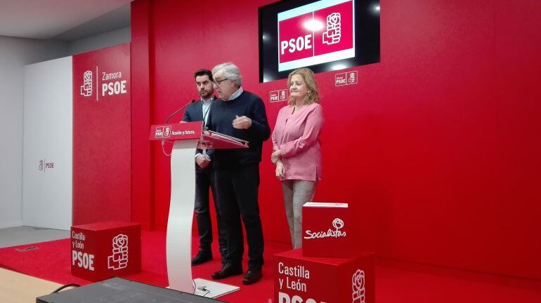 Jose Fernández Blanco, Mar Rominguera y Antidio Fagúndez en la rueda de prensa para valorar los Presupuestos Generales del Estado 2018