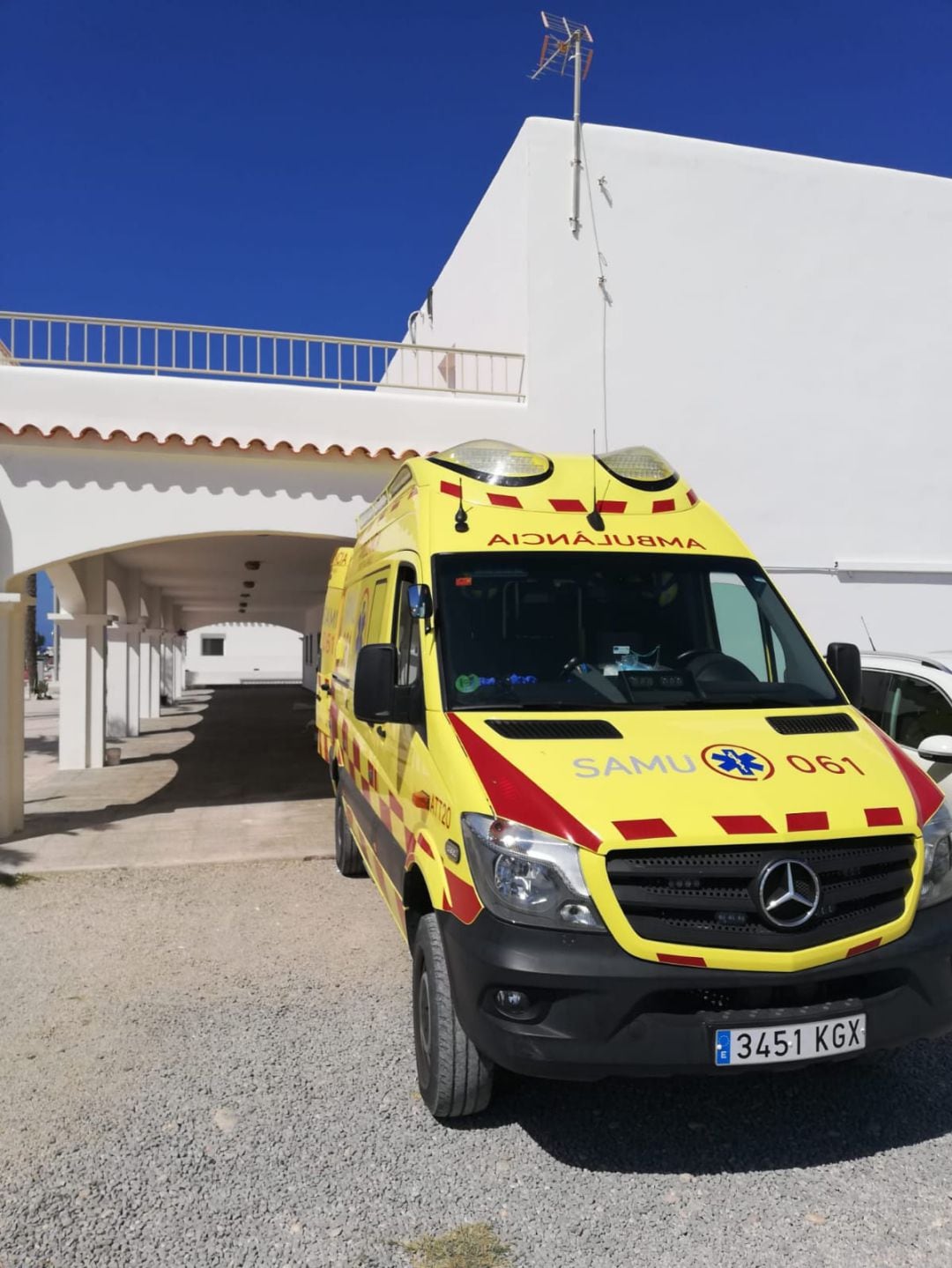 Imagen de la ambulancia del 061 en Formentera