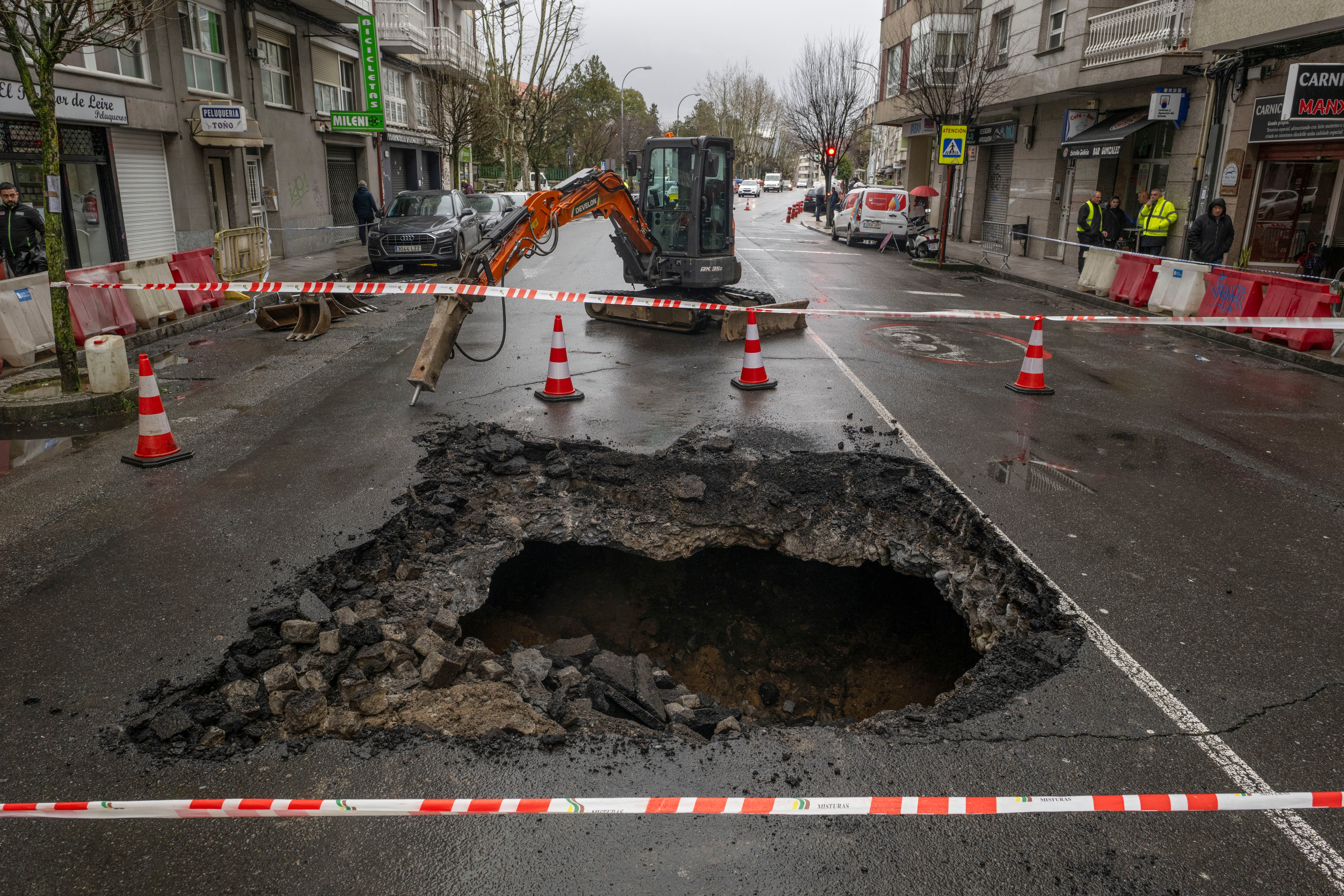 Socavón en la calle Pena Trevinca, provocado por las lluvias de la borrasca Joseph.