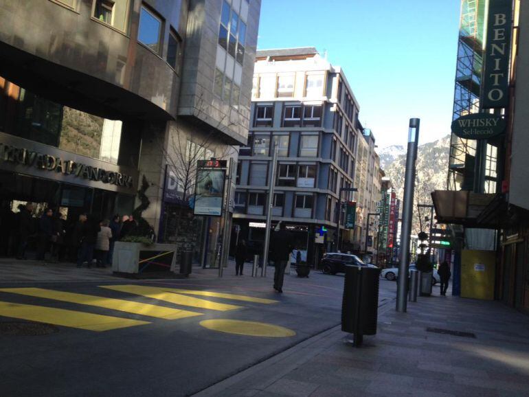 Aquest matí encara es registraven cues a la seu central de BPA de clients que volien retirar els seus diners