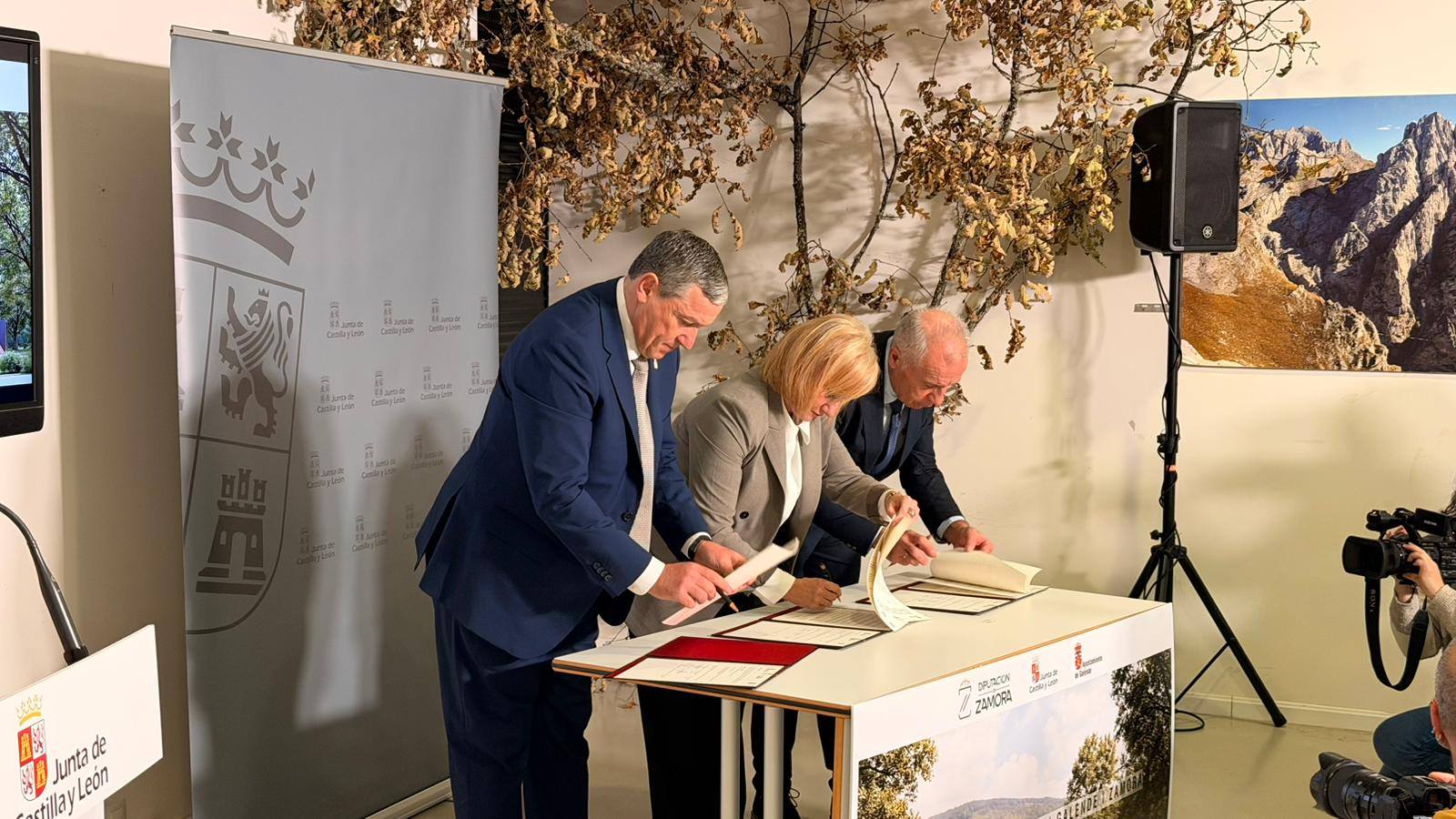 Javier Faúndez, Leticia García y Miguel Ángel Martos durante la firma del acuerdo para la gestión del camping de El Folgoso