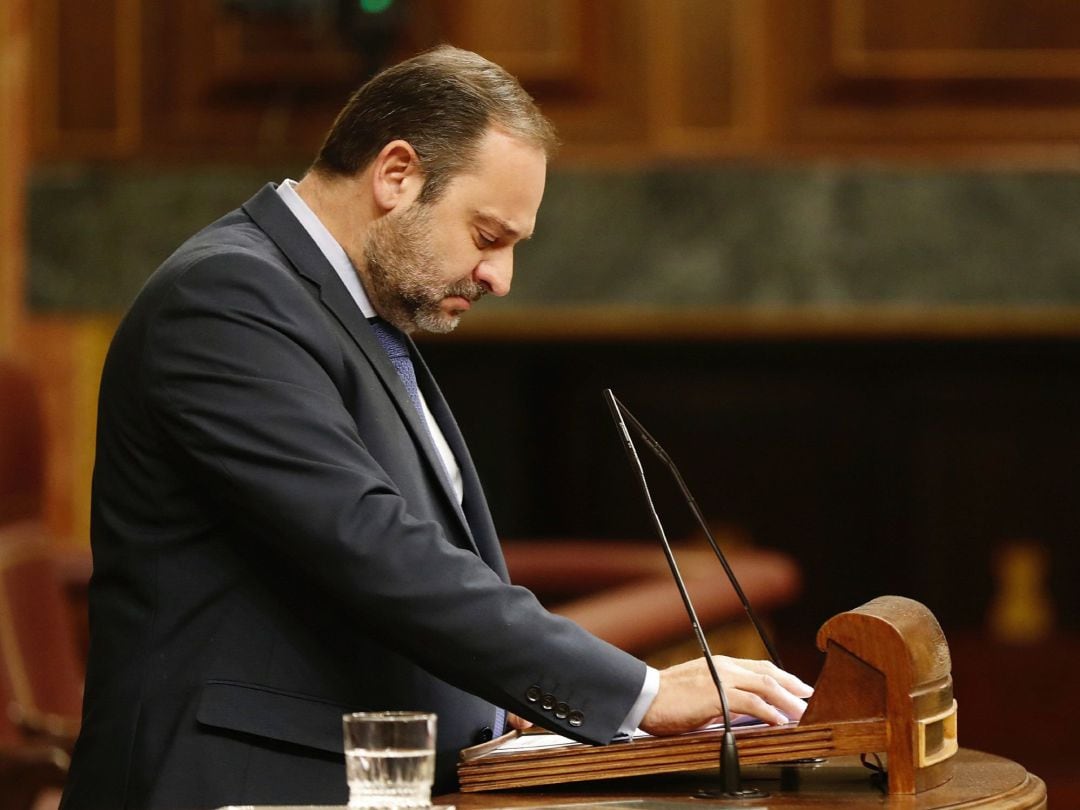 El ministro de Fomento, José Luis Ábalos, durante su intervención el pleno del Congreso. 