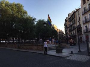 La bandera del Arco Iris ondea en la plaza de Zocodover de Toledo.