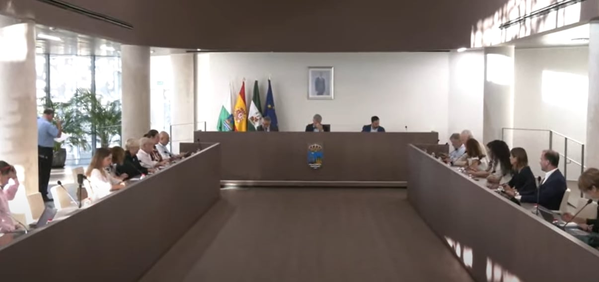 Imagen e archivo de un pleno en Estepona