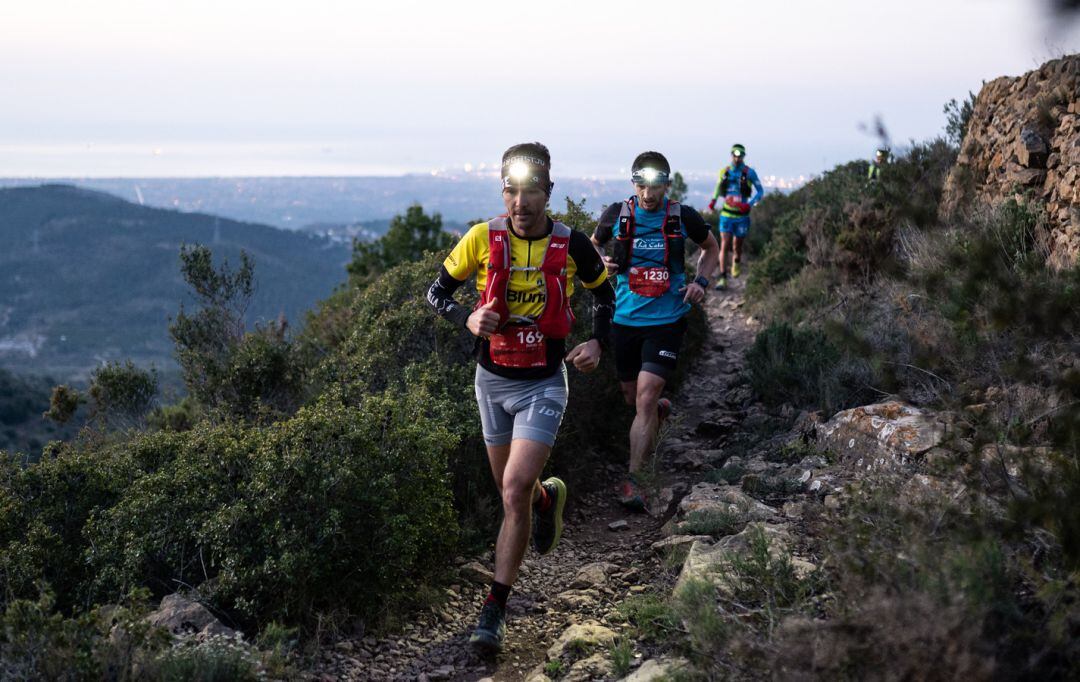 Los corredores de la Penyagolosa Trails recorren uno de sus primeros tramos