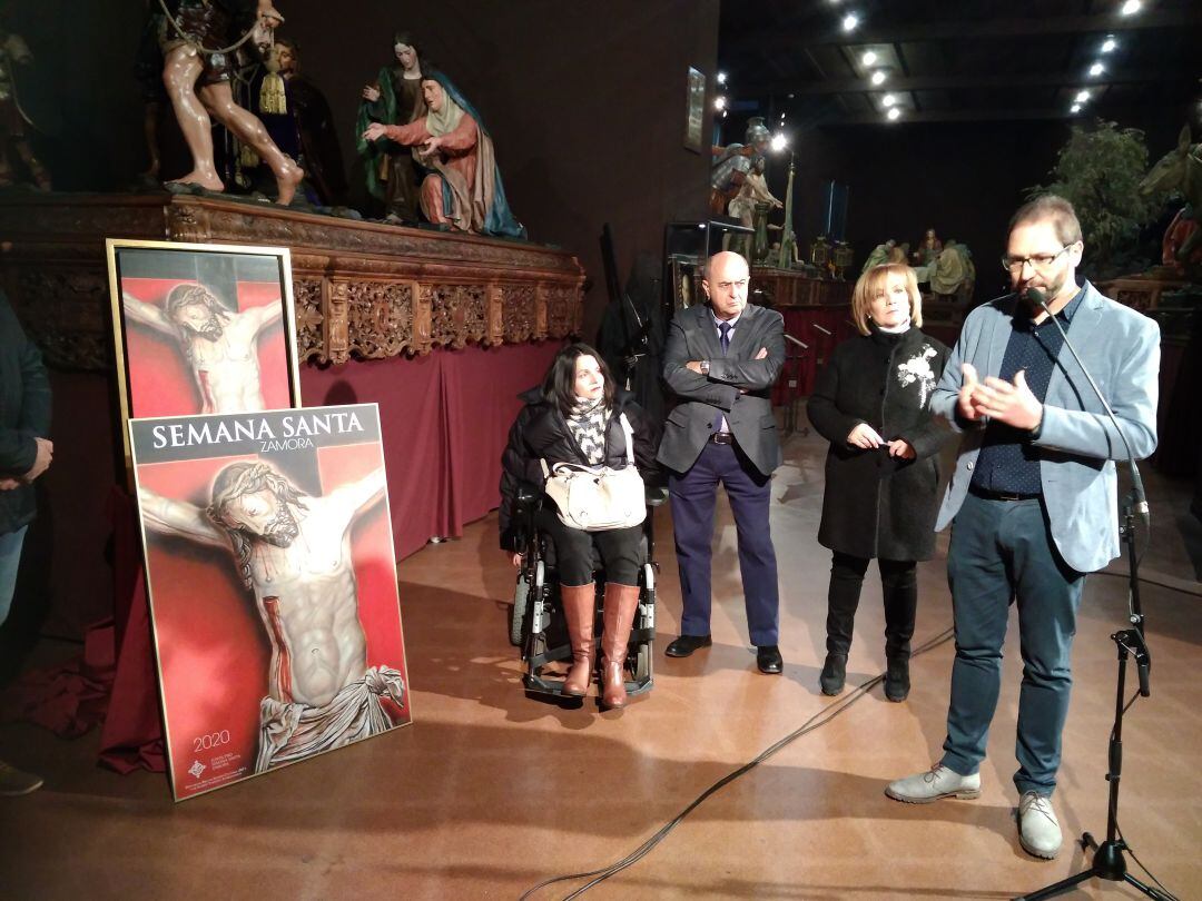 Momento de la presentacion del cartel de la Semana Santa de Zamora a cargo de su autor, Angel Cerdera