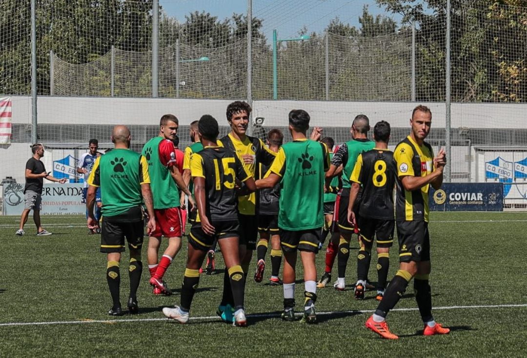 Los jugadores del Hércules, ante el CD Ebro