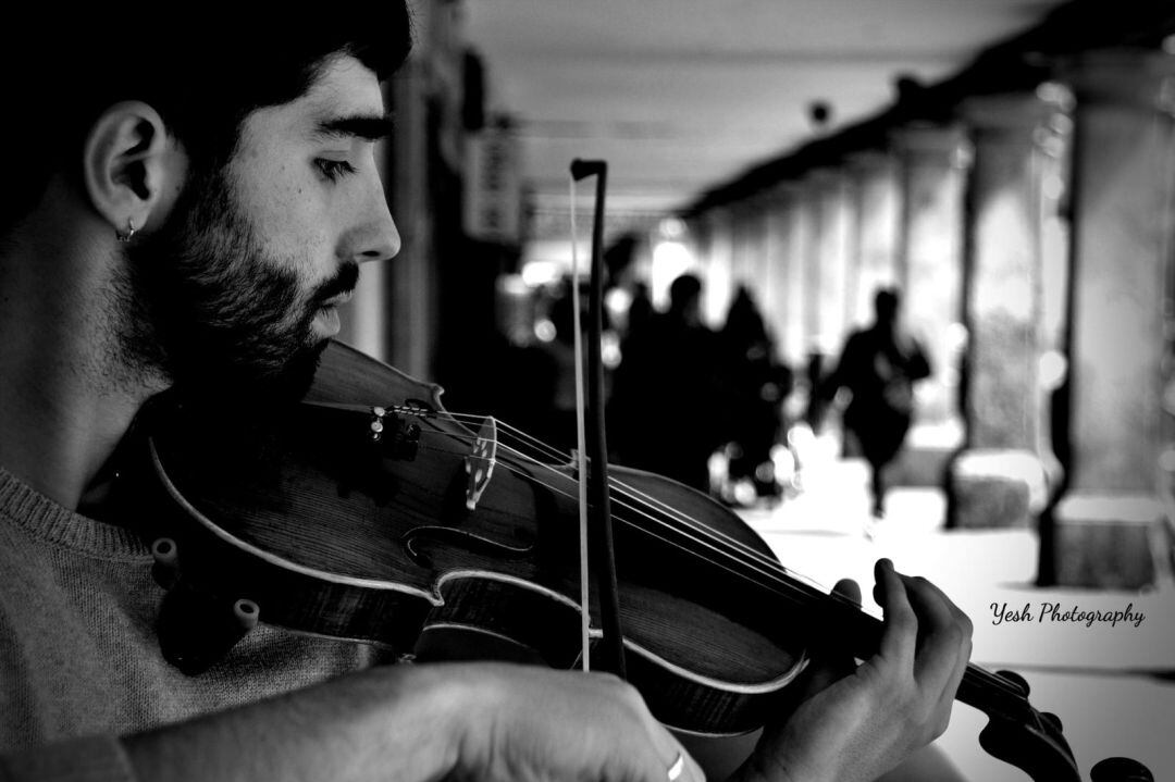 Miguel Marazuela tocando en la calle Mayor. 
