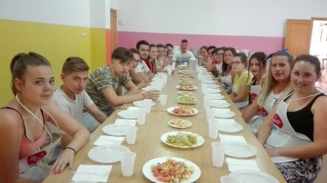 Alumnas y alumnos participantes, en la posterior degustación de los platos elaborados