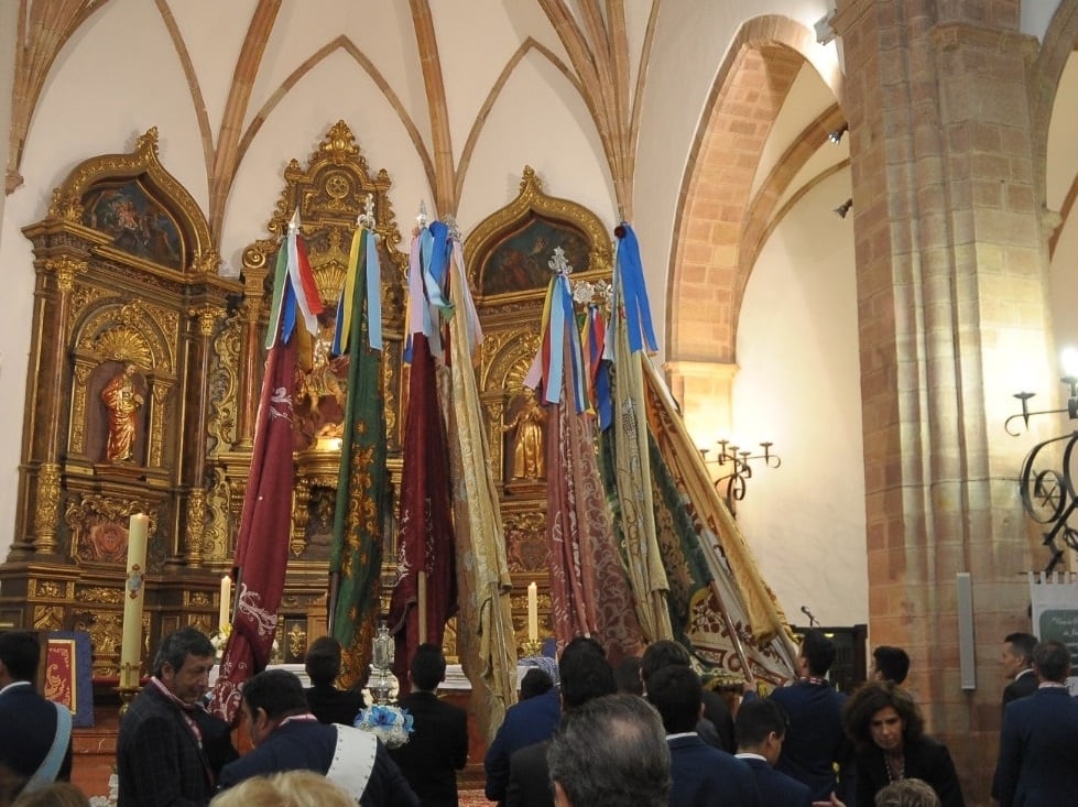 Convite de banderas anunciando la romería de la Virgen de la Cabeza.