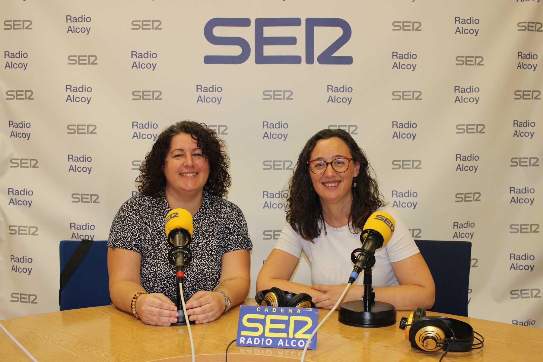 María Molina i Mireia Pascual, en l'estudi central de Radio Alcoy