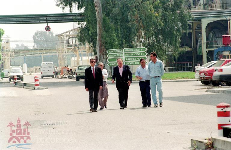 Manuel Varo, el segundo por la derecha, acompañando al entonces alcalde Herminio Trigo, durante una visita a la Azucarera de Villarrubia