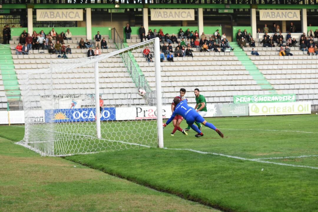 Acción en la que fue invalidado el gol de Josiño por fuera de juego