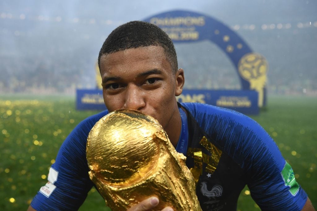 Mbappé posa con la Copa del Mundo.