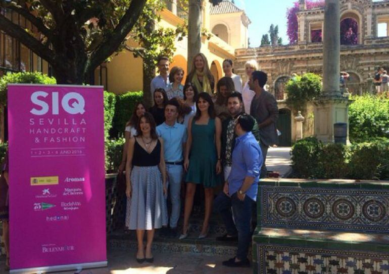 Raquel Revuelta, directora de la agencia Doble Erre, junto a varios de los diseñadores participantes