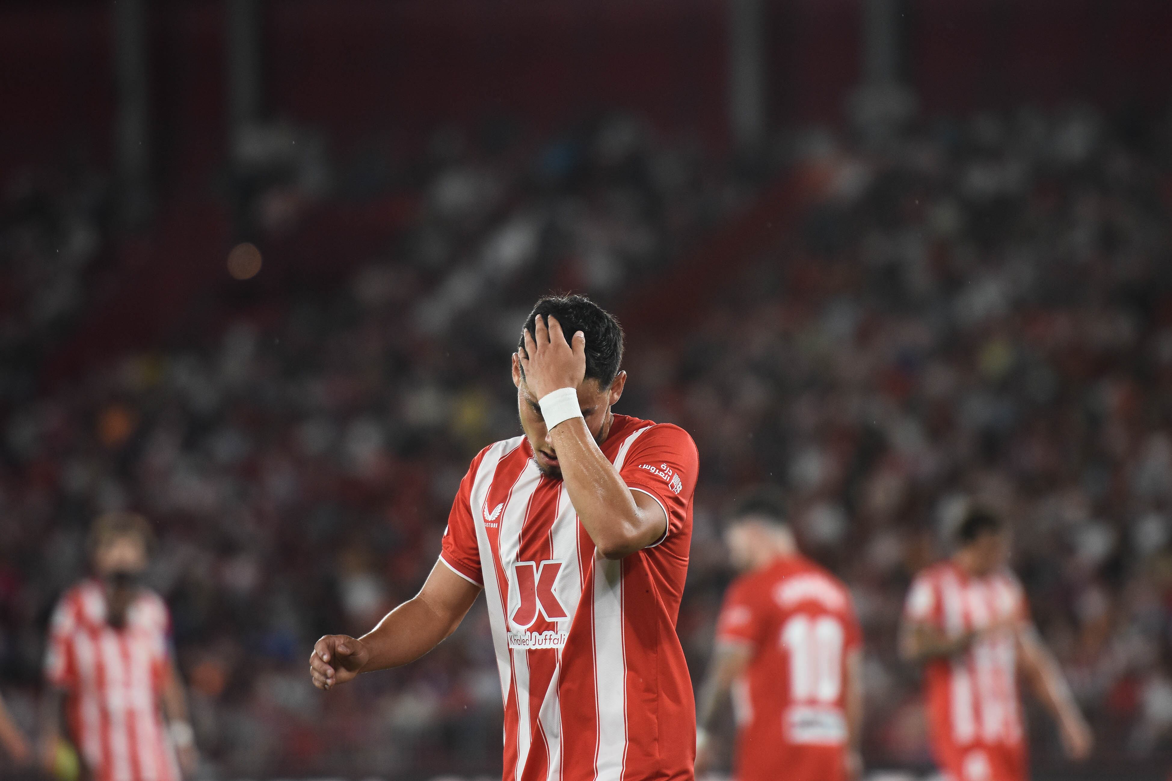 Robertone, con la mano en la cabeza en el partido ante Osasuna en el Estadio de los Juegos Mediterráneos.