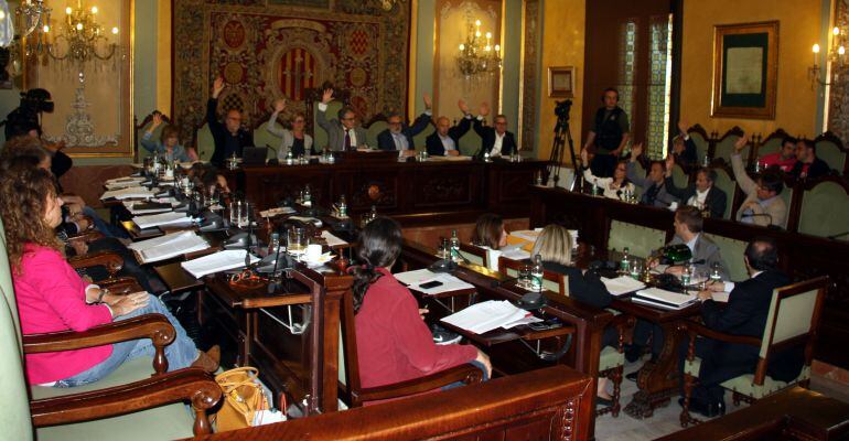 Els grups del PSC, C's i PP votant a favor de l'expedient urbanístic del nou vial per al futur projecte comercial de Torre Salses.