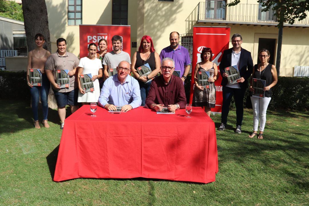 Firma del acuerdo de Gobierno entre PSOE y Esquerra Unida en Los Molinos