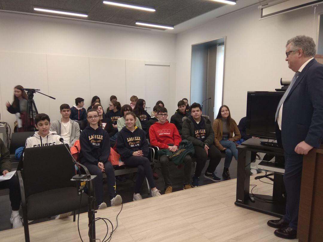 Ignacio Rafols, presidente de la Audiencia de Palencia, junto a los estudiantes que han participado en la actividad