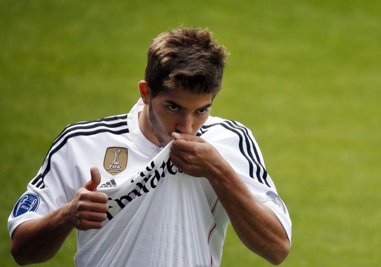 Lucas Silva besa el escudo del Real Madrid durante su presentación como nuevo jugador blanco