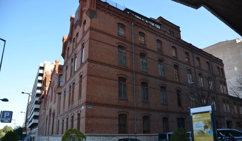 Edificio de la antigua Electra en la esquina de Isabel La Católica y Veinte de Febrero