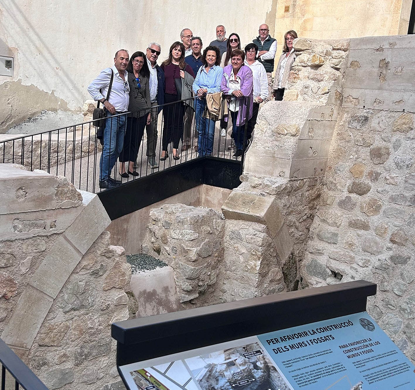Carmen Sellés, diputada de Arquitectura, junto a Salvador Catalá, alcalde de Penàguila y otras autoridades durante la visita a la Plaça El Portalet taas su reforma.