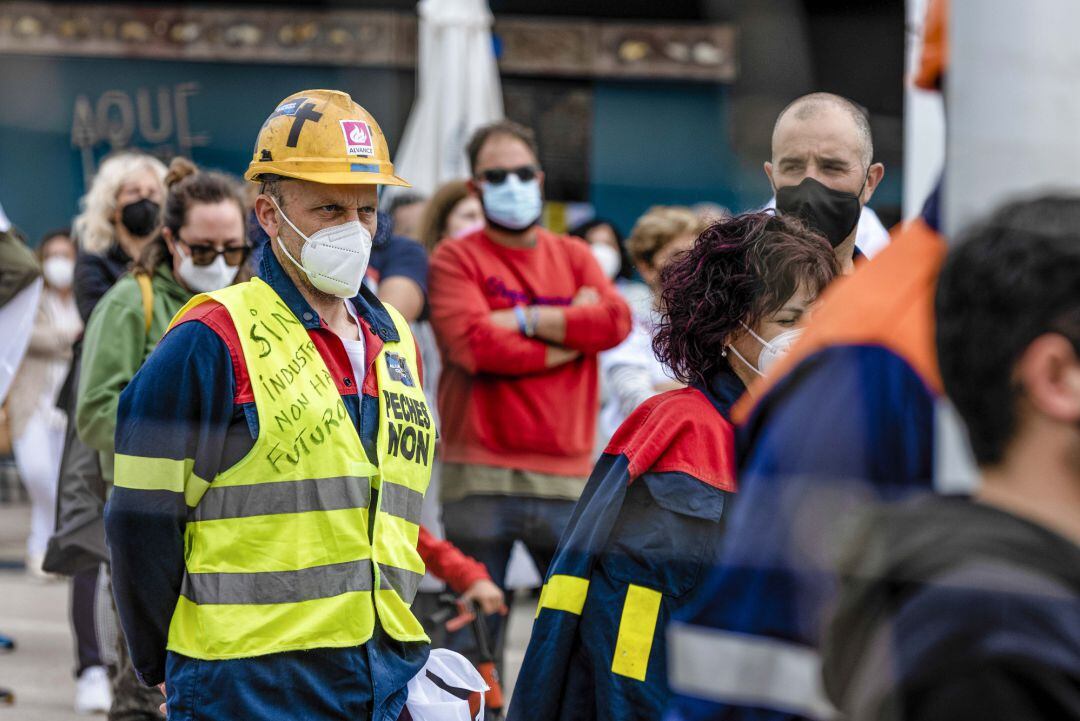 Un obrero en una concentración convocada por el comité de empresa de Alcoa, en una imagen de archivo.